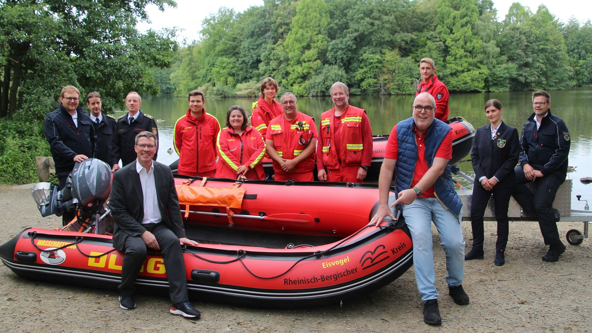 Landrat Stephan Santelmann und Kreistagsabgeordneter Ulrich Heutz sitzen auf dem Rettungsboot "Eisvogel".