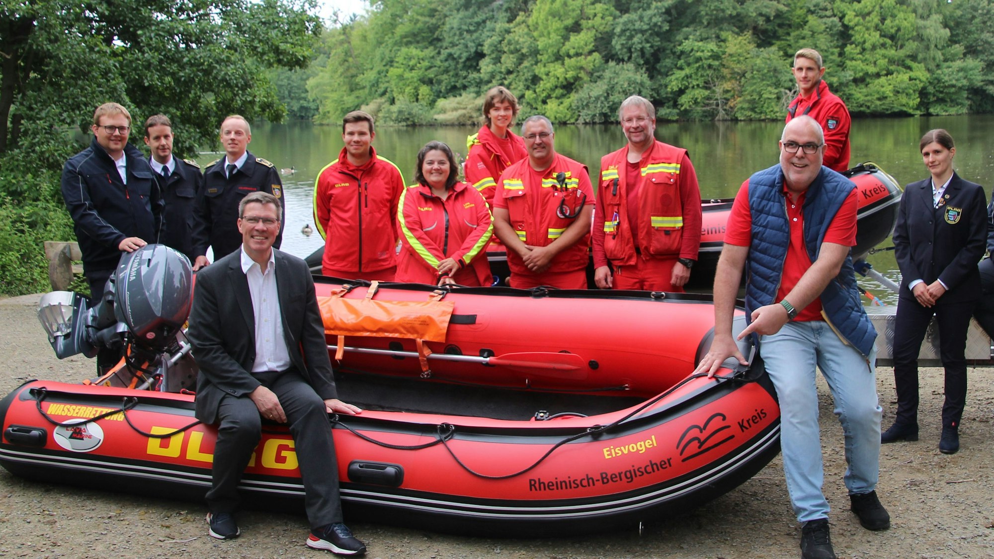 Angehörige der nichtpolizeilichen Gefahrenabwehr des Rheinisch-Bergischen Kreises bei der Taufe der Rettungsboote "Rotmilan" und Eisvogel".
