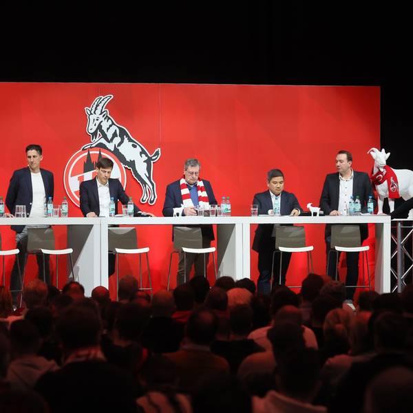 Die FC-Geschäftsführer Philipp Türoff (v.l.) und Christian Keller, Vizepräsident Carsten Wettich, Präsident Werner Wolf, Mitgliederratsvorsitzender Ho-Yeon Kim und sein Stellvertreter Fabian Schwab diskutieren während des Mitgliederstammtischs im Januar 2024.