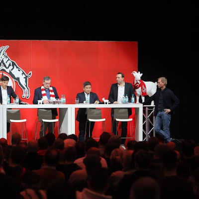 Die FC-Geschäftsführer Philipp Türoff (v.l.) und Christian Keller, Vizepräsident Carsten Wettich, Präsident Werner Wolf, Mitgliederratsvorsitzender Ho-Yeon Kim und sein Stellvertreter Fabian Schwab diskutieren während des Mitgliederstammtischs im Januar 2024.