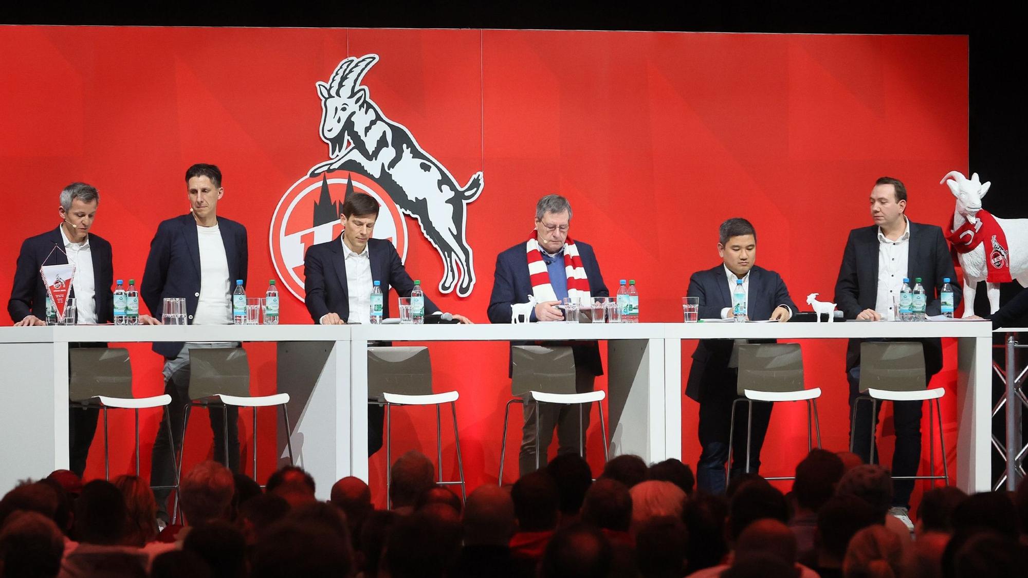 Die FC-Geschäftsführer Philipp Türoff (v.l.) und Christian Keller, Vizepräsident Carsten Wettich, Präsident Werner Wolf, Mitgliederratsvorsitzender Ho-Yeon Kim und sein Stellvertreter Fabian Schwab diskutieren während des Mitgliederstammtischs im Januar 2024.