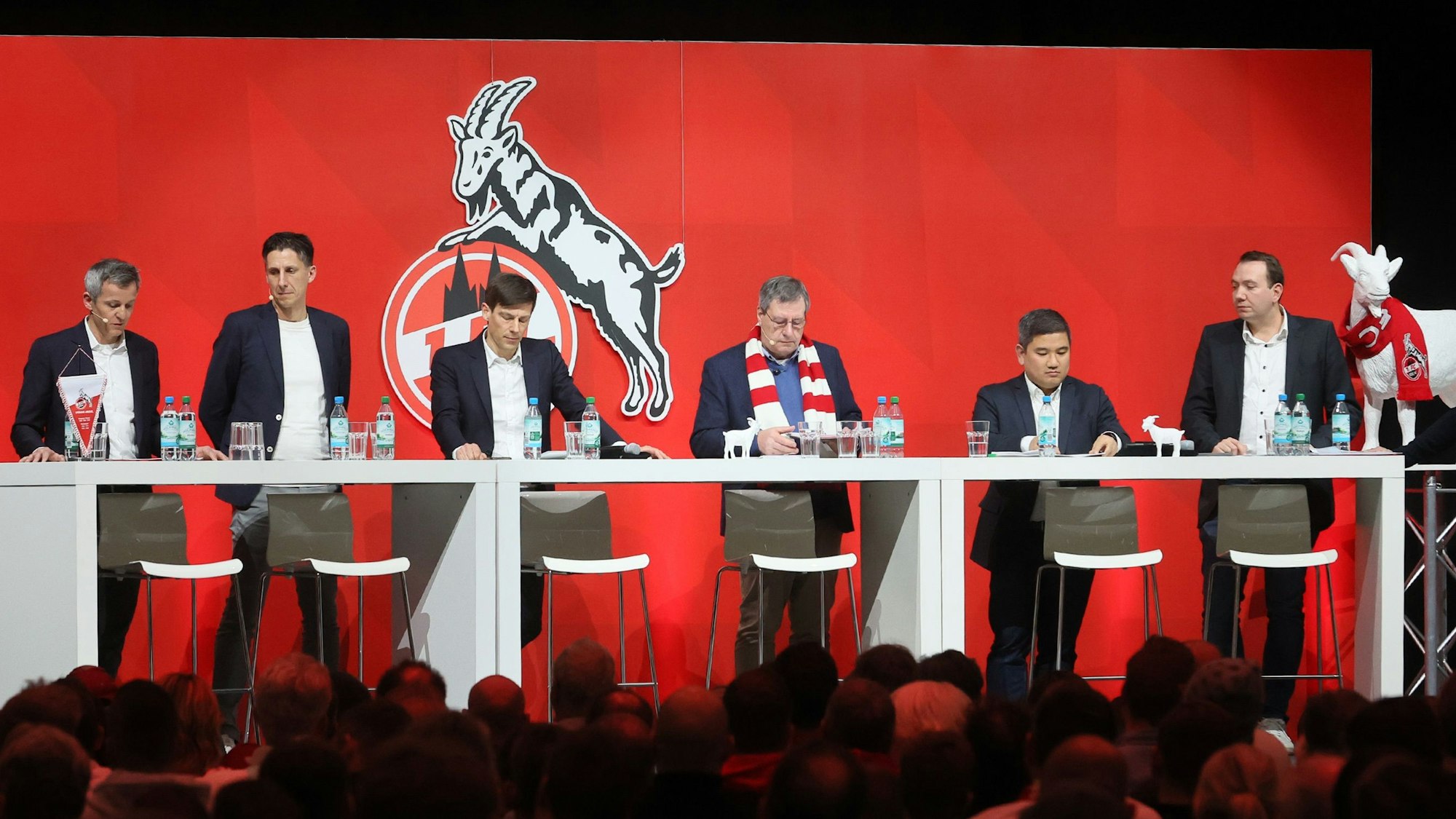 Die FC-Geschäftsführer Philipp Türoff (v.l.) und Christian Keller, Vizepräsident Carsten Wettich, Präsident Werner Wolf, Mitgliederratsvorsitzender Ho-Yeon Kim und sein Stellvertreter Fabian Schwab diskutieren während des Mitgliederstammtischs im Januar 2024.