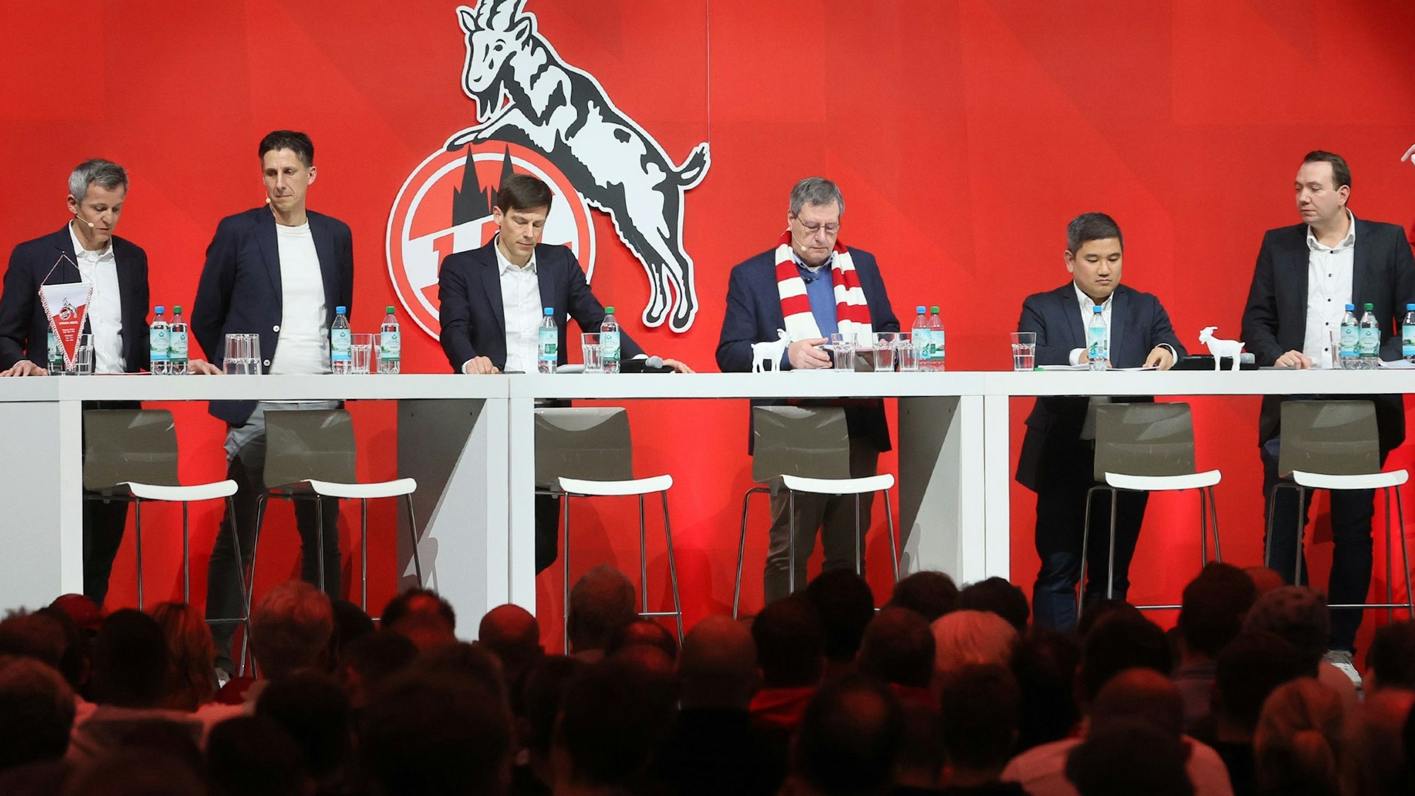 Mitglieder von Vorstand, Geschäftsführung und Mitgliederrat des 1. FC Köln beim Mitgliederstammtisch im Januar