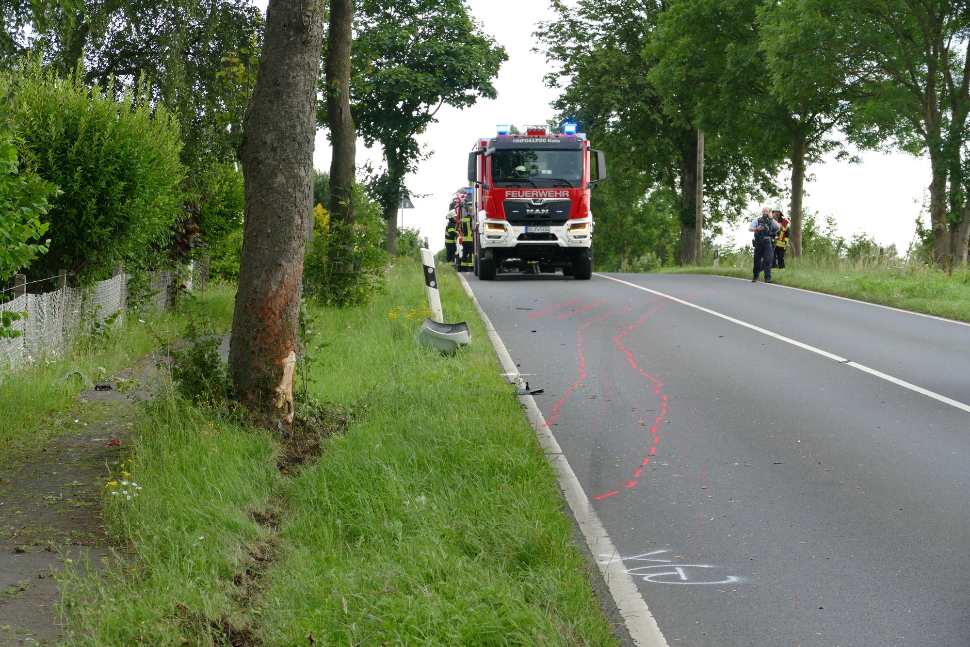 Spuren in einem Straßengraben und Markierungen auf der Fahrbahn.