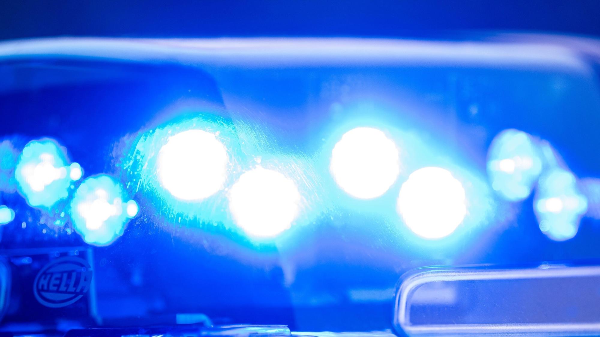 Ein Blaulicht leuchtet an einer Polizeistreife.