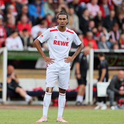 Damion Downs, Stürmer des 1. FC Köln, wartet beim Testspiel in Siegen auf ein Zuspiel.