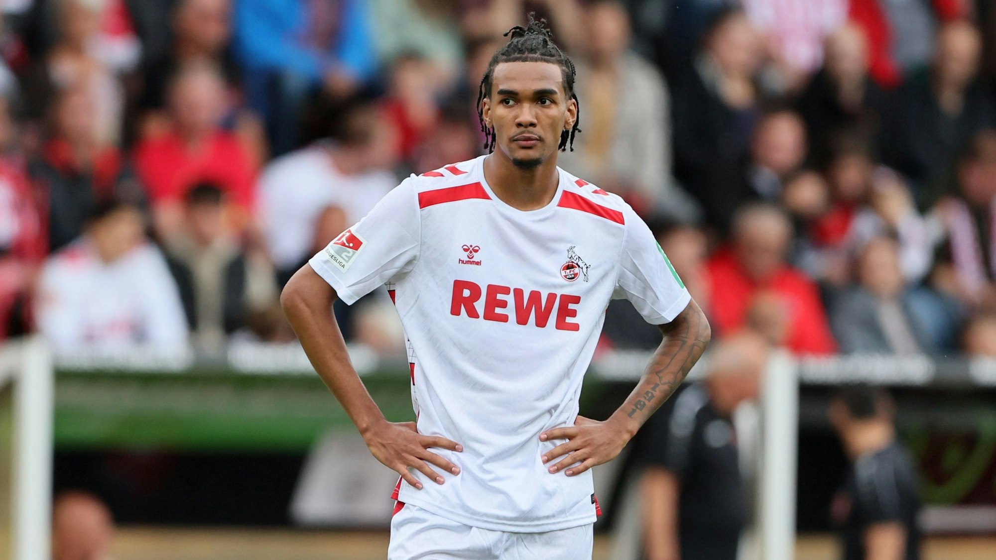 Damion Downs, Stürmer des 1. FC Köln, wartet beim Testspiel in Siegen auf ein Zuspiel.