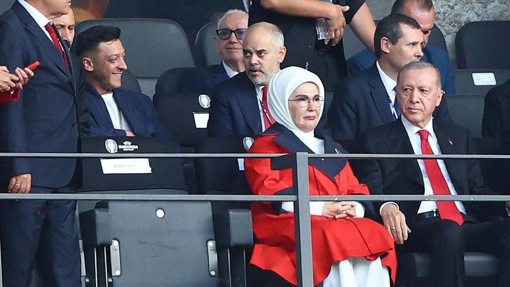 Recep Tayyip Erdogan sitzt vor Mesut Özil im Berliner Olympiastadion.