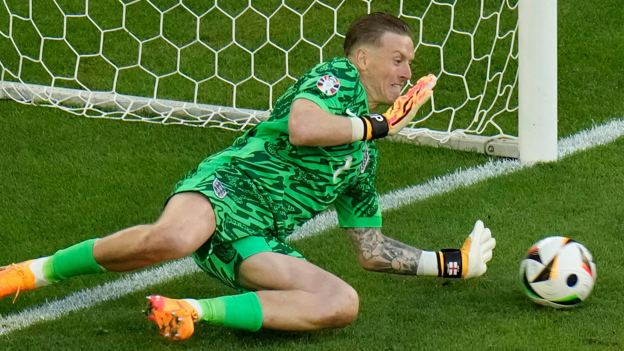 Englands Torhüter Jordan Pickford pariert den Elfmeter des Schweizers Manuel Akanji.