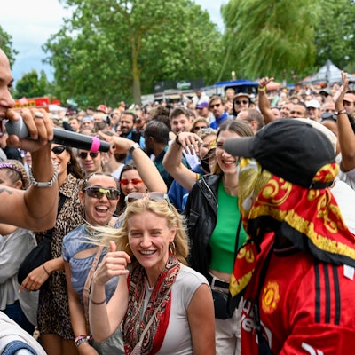 Vor der Bühne feiert das Publikum.