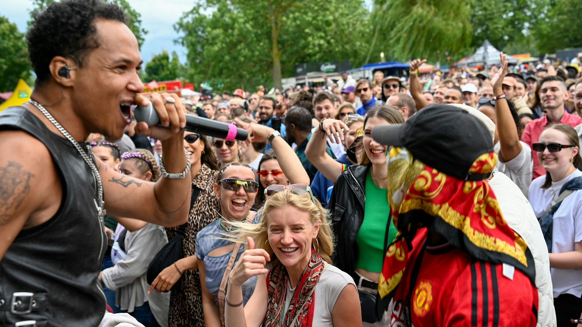 06.07.2024, Köln: Vor der Bühne feiert das Publikum. Das Musifestival Summerjam findet am Fühlinger See statt.