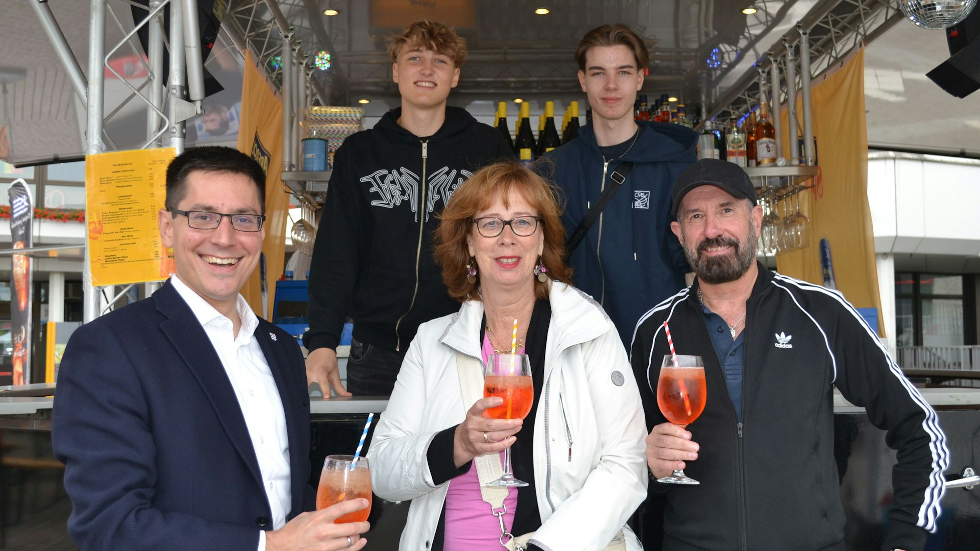 Max Leitterstorf (links) stieß mit Alice Baker und Markus Poscher auf den Feierabendmarkt an.