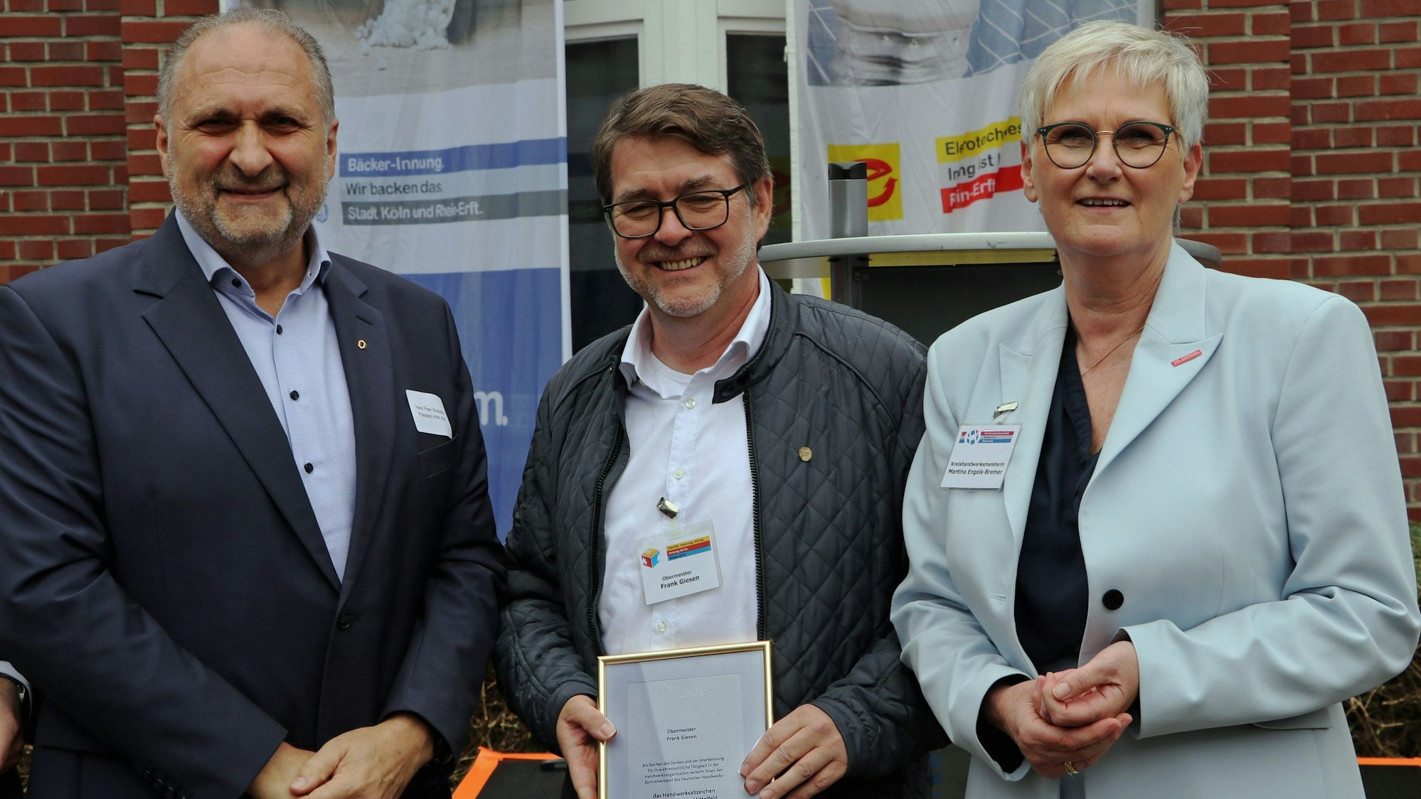 Auf dem Bild ist die Ehrung von Frank Giesen zu sehen.