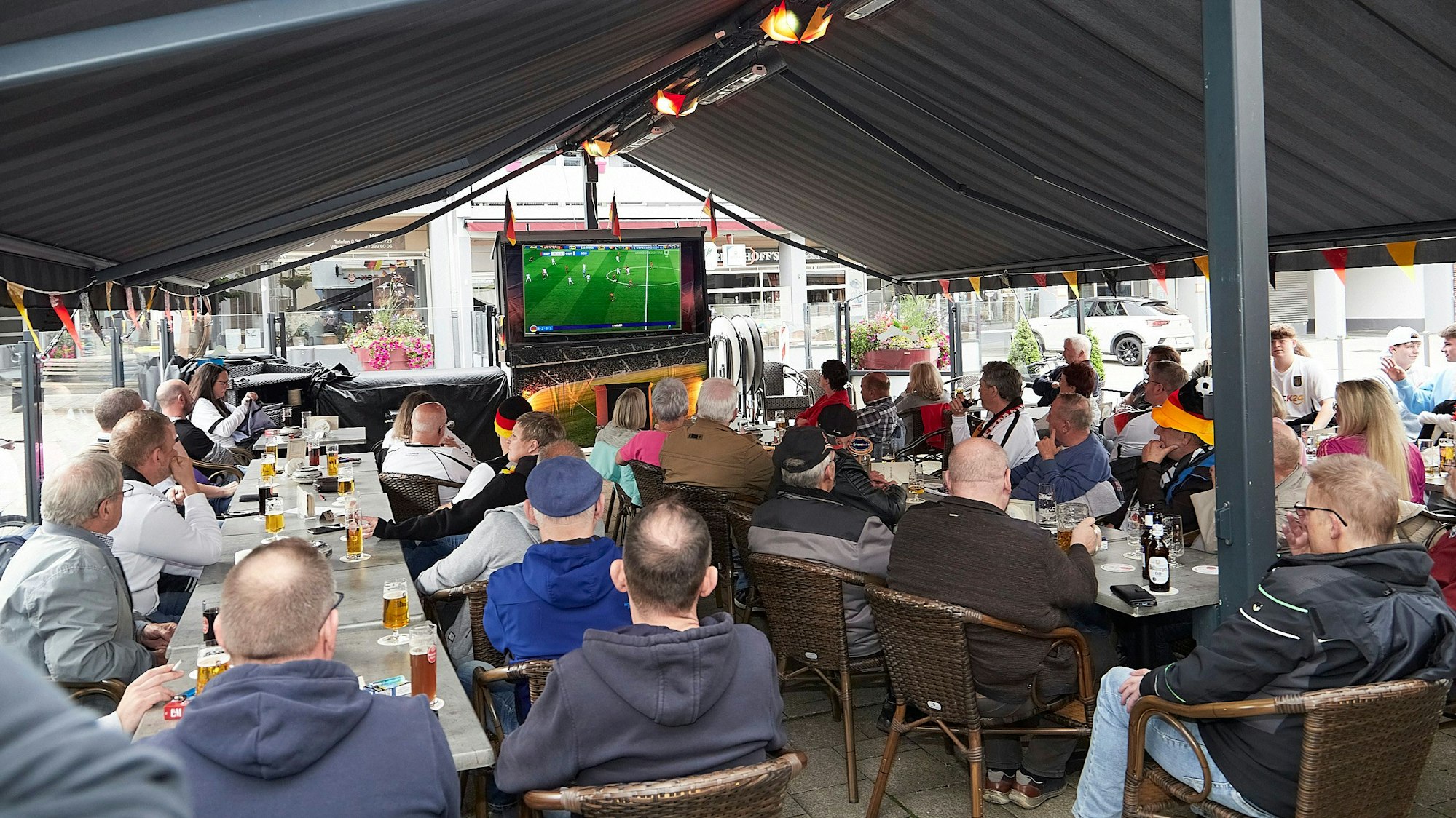 Das Bild zeigt eine größere Gruppe von Fans im Sleidanuseck in Schleiden.