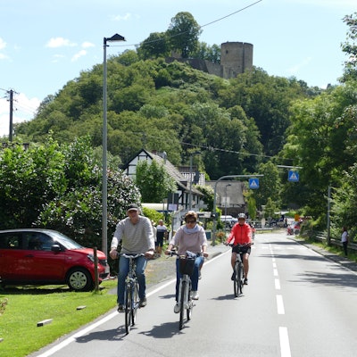 Radfahrer vor Burg Blankenberg in Hennef.