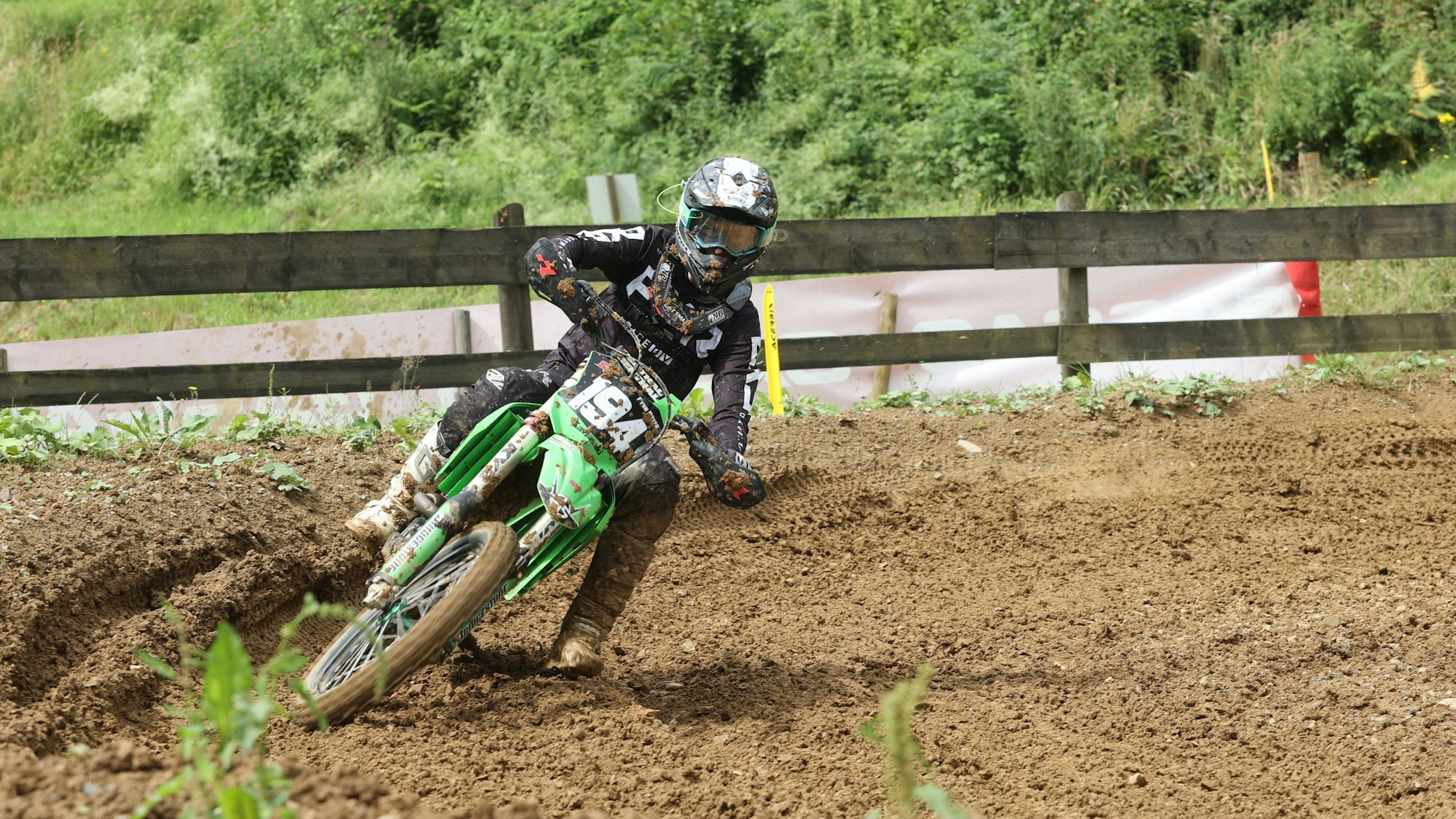 Bild eines jungen Motocross-Fahrers auf der Strecke