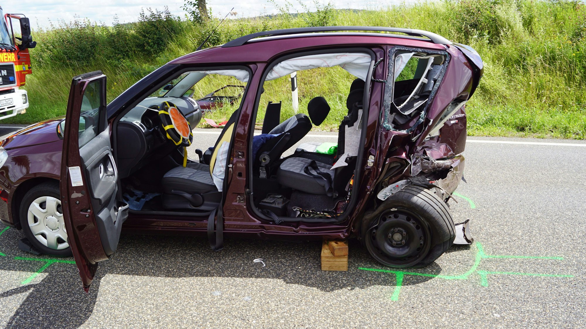 Das Bild zeigt den Skoda nach der Kollsion. Er ist stark beschädigt.