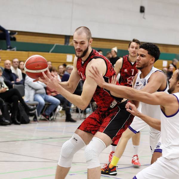 Deutzer TV vs. Bayer Giants Leverkusen, Basketball, Regionalliga, links: Jonas Gottschalk (Giants), 26.11.2022, Bild: Herbert Bucco