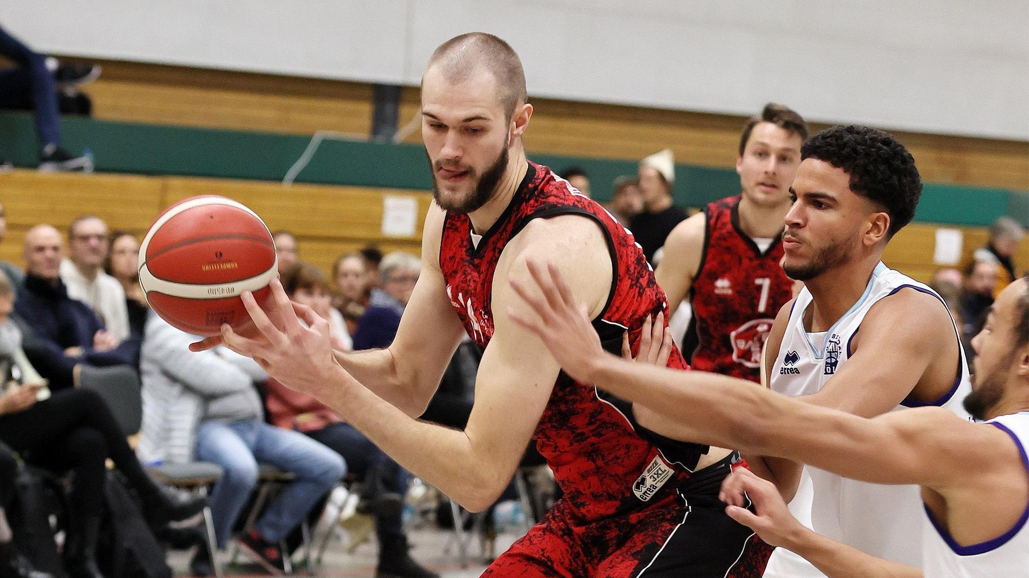 Deutzer TV vs. Bayer Giants Leverkusen, Basketball, Regionalliga, links: Jonas Gottschalk (Giants), 26.11.2022, Bild: Herbert Bucco