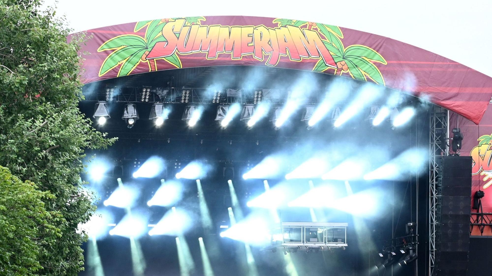 Eine große Bühne beim Summerjam. (Archivbild