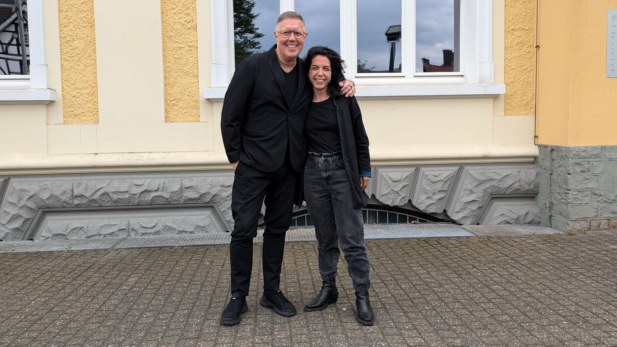 Thomas Helfrich, Bayer Kultur, und Bar Avni vor dem Erholungshaus