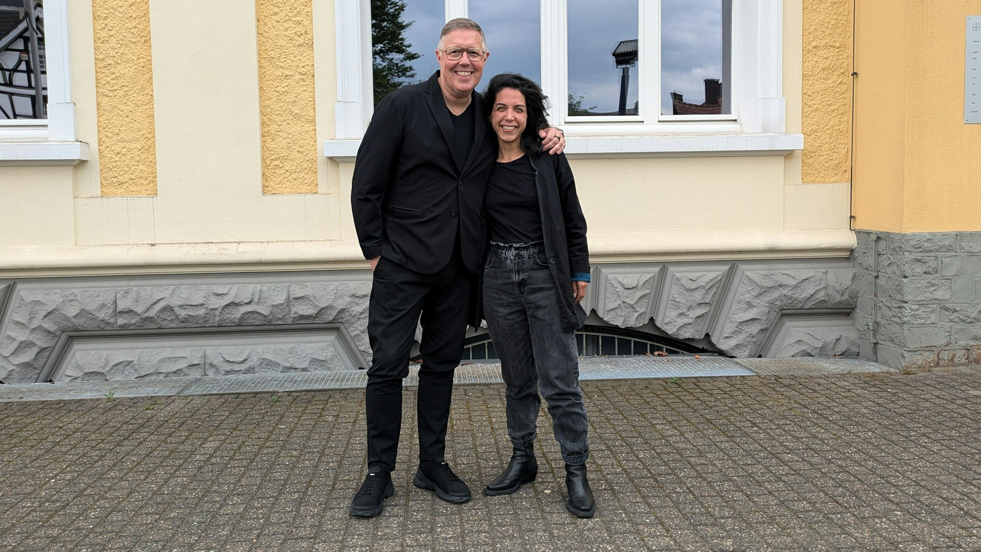 Thomas Helfrich, Bayer Kultur, und Bar Avni vor dem Erholungshaus