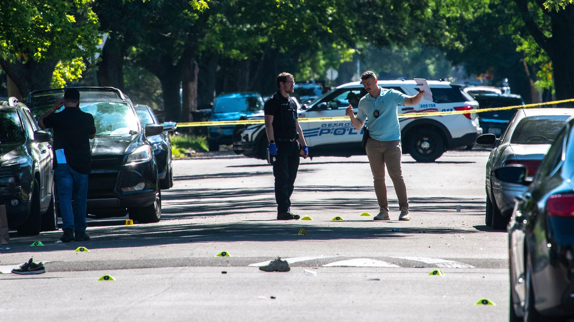 07.07.2024, USA, Detroit: Die Polizei von Detroit untersucht einen Tatort, an dem Schüsse gefallen waren. Es soll Tote und viele Verletzte geben. Foto: John T. Greilick/Detroit News/AP +++ dpa-Bildfunk +++