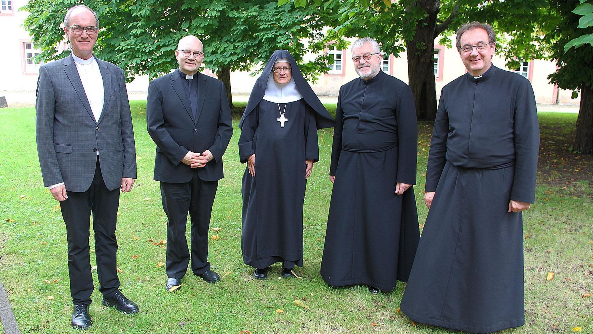 Dr. Helmut Dieser, Weihbischof Karl Borsch, Sr. Dr. Christiana Reemts OSB, Äbtissin der Abtei Mariendonk in Grefrath, P. Wieslaw Kaczor SDS, Leiter der GdG Steinfeld, und P. Paul Cyrys SDS, Superior der Salvatorianergemeinschaft in Kloster Steinfeld, haben sich für ein Foto aufgestellt.