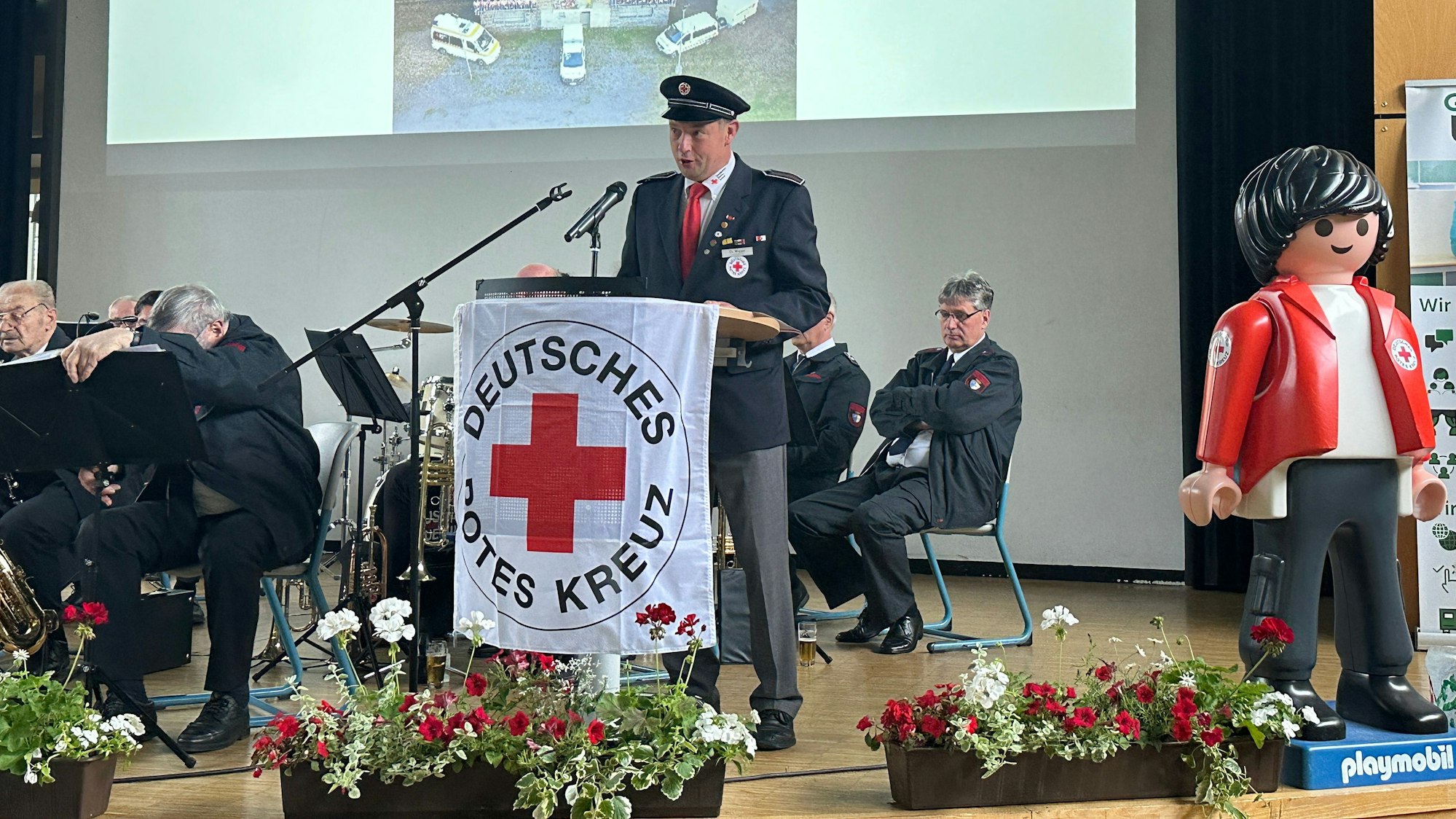 Thorsten Wigger, Vorsitzender im DRK-Ortsverein Gummersbach-Derschlag, führte durch den Festakt .