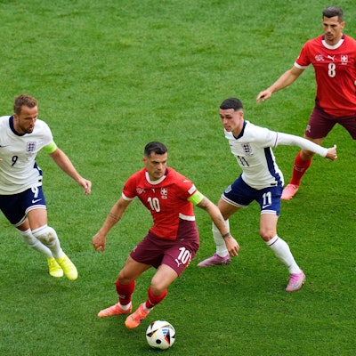 Schweiz-Kapitän Granit Xhaka verteidigt den Ball vor den Angriffen der Engländer Harry Kane (l.) und Phil Foden.