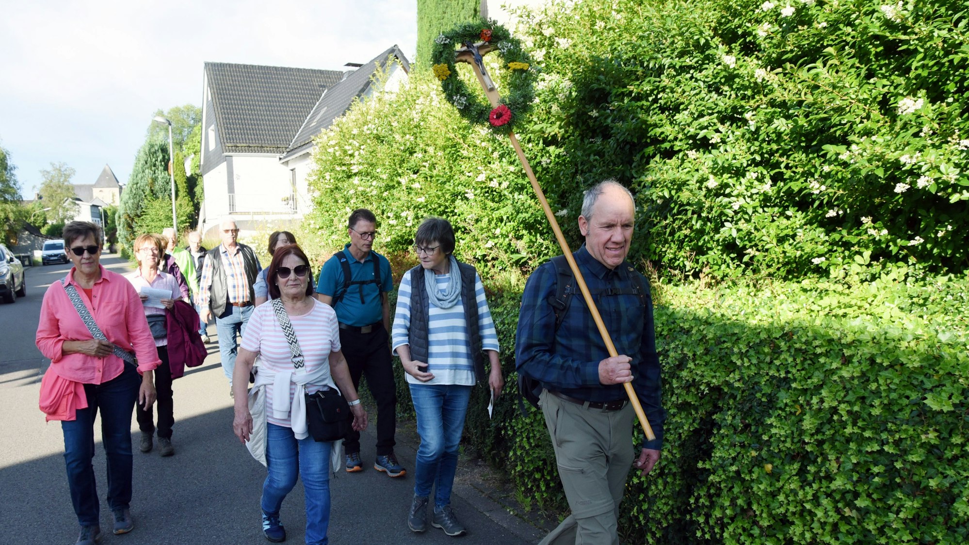Die Pilger aus Lindlar sind auf dem Weg zur katholischen Kirche St. Mariä Heimsuchung in der Ortsmitte von Marienheide.
