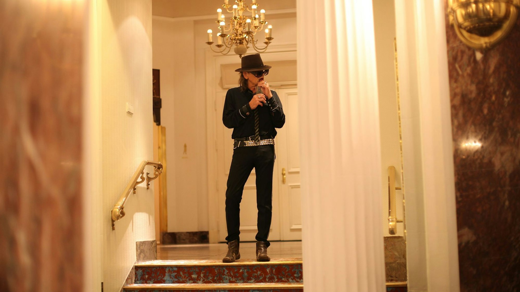 Udo Lindenberg steht auf dem Flur des Atlantic Hotels.