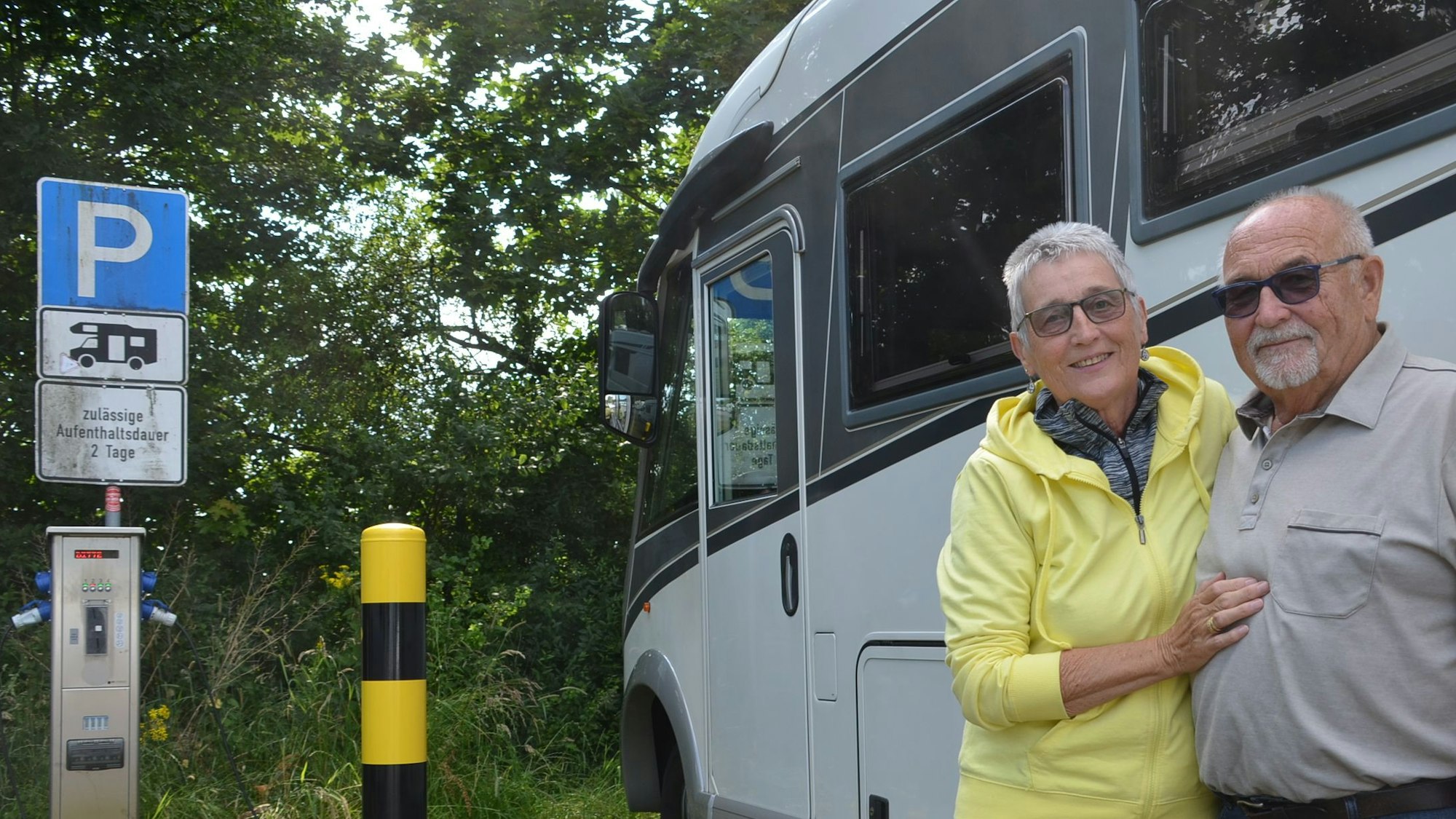 Glücklich auf dem Reisemobilplatz in Waldbröl sind Rita und Helmut Budowinsky aus Sankt Augustin-Menden.