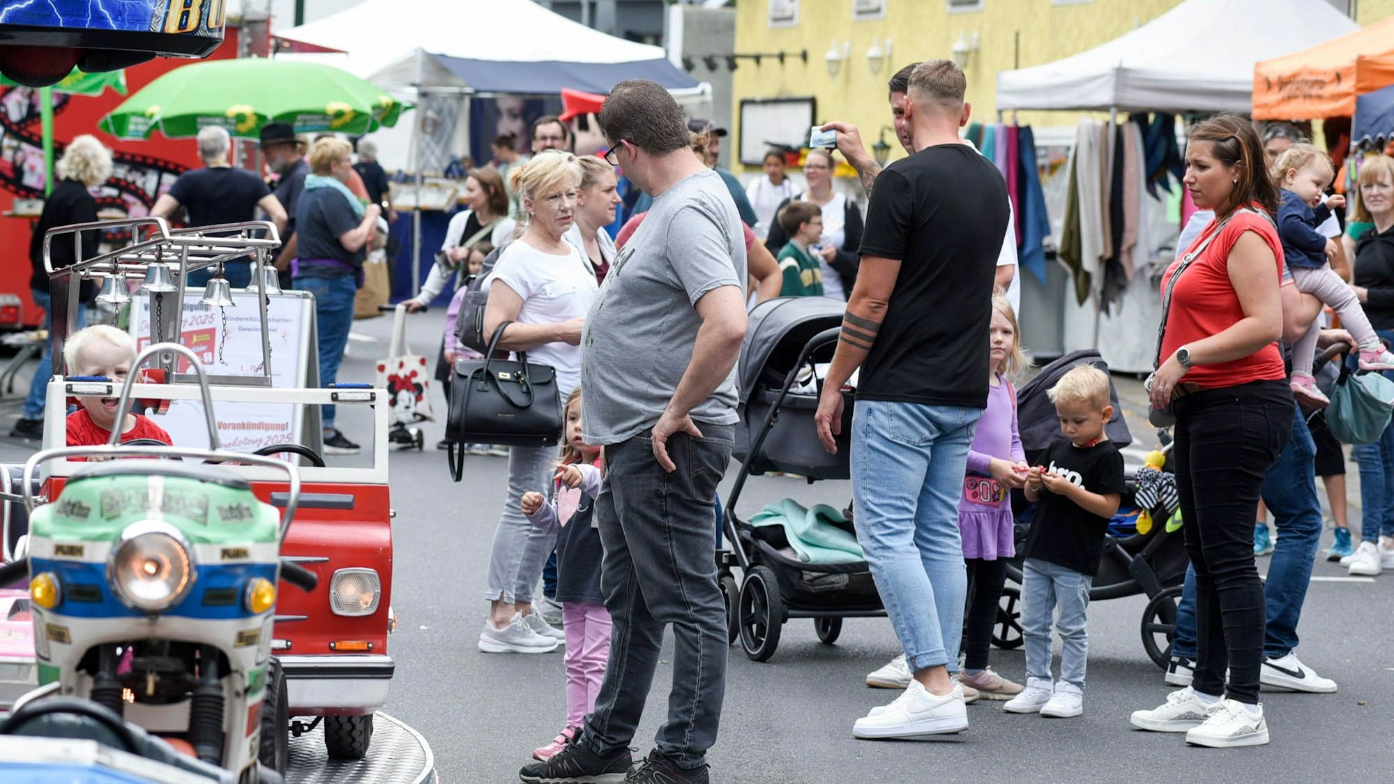 Zu sehen sind einige Menschen beim Stadtfest.