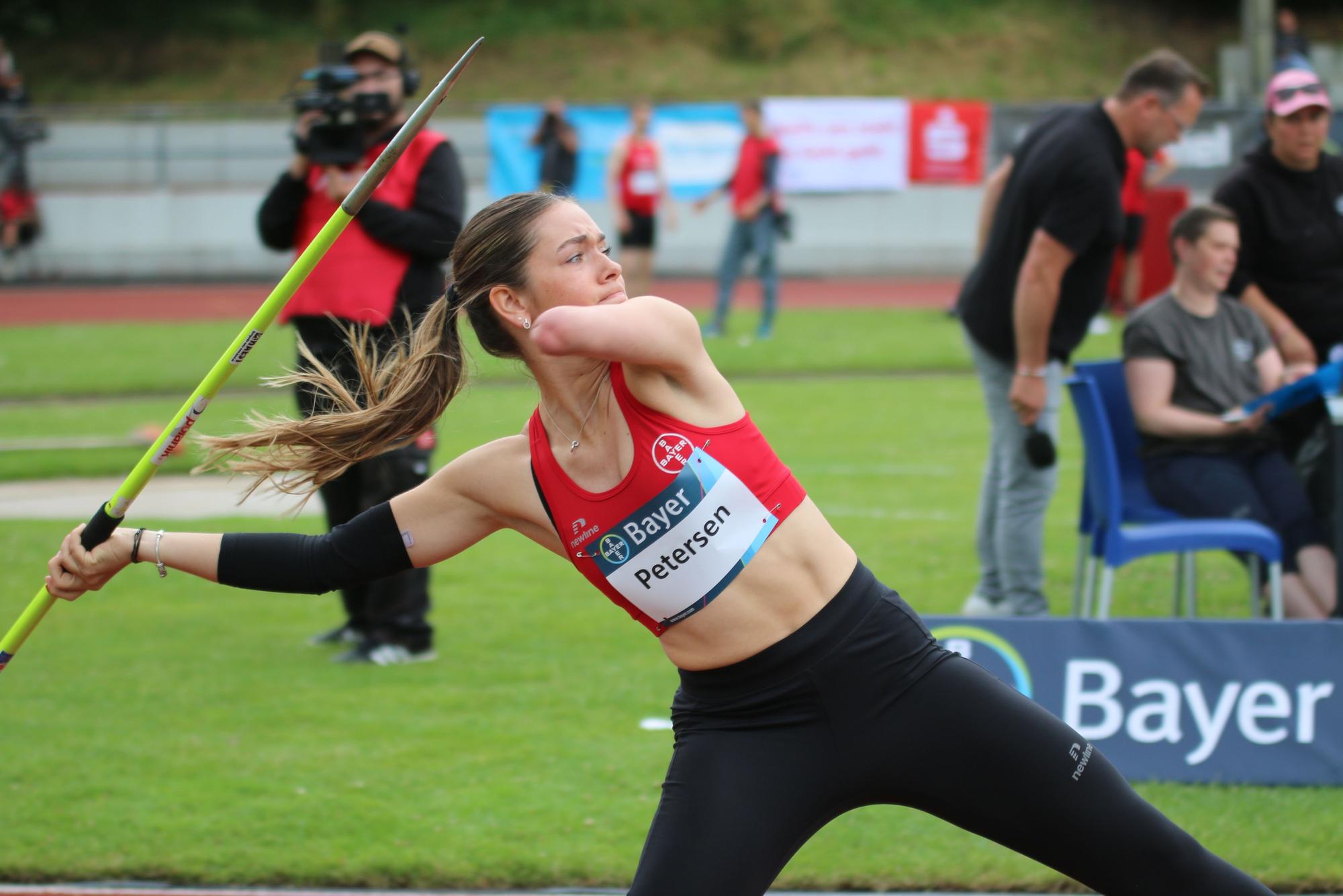 Lise Petersen wirft den Speer.
