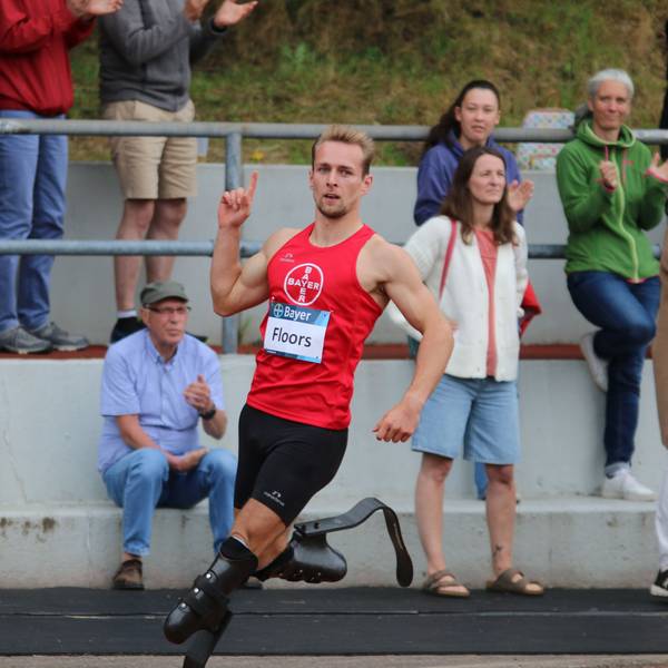 Beim Zieleinlauf streckt Johannes Floors den Finger in die Höhe.