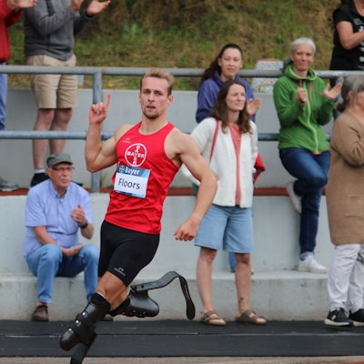 Beim Zieleinlauf streckt Johannes Floors den Finger in die Höhe.