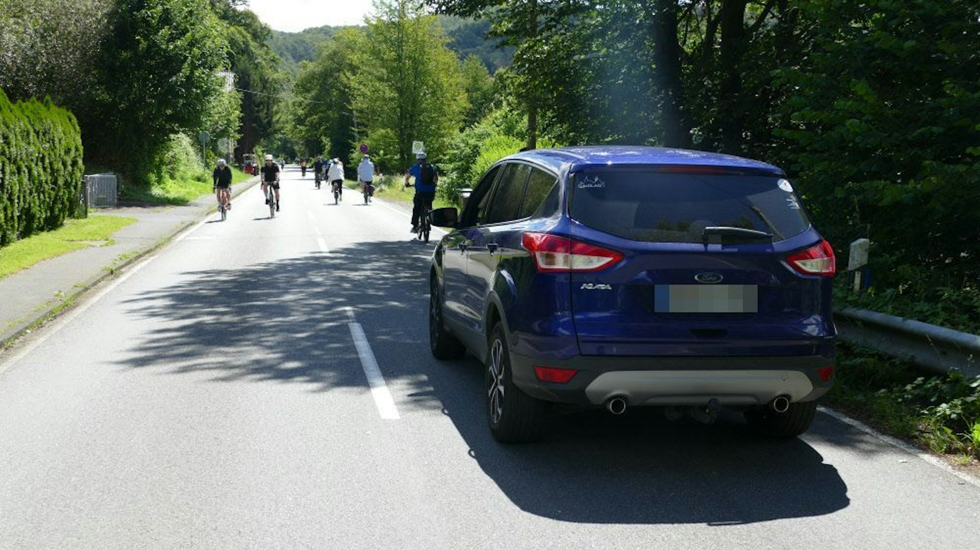 Stellenweise dürfen Autos die Strecke passieren. Dieser Fahrer jedoch ist verbotswidrig auf der Eitorfer Straße zwischen Alzenbach und Stromberg unterwegs.