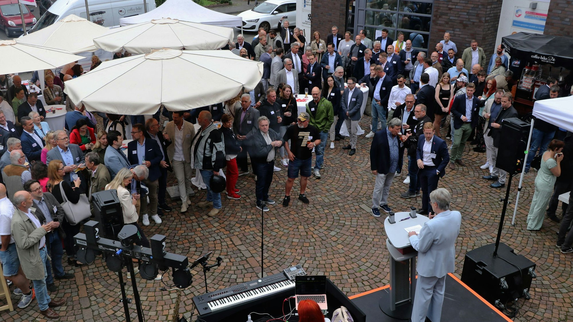 Auf dem Bild sind die Gäste des Hoffestes zu sehen.