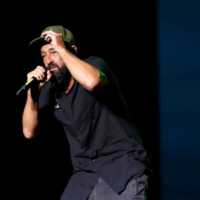 Sänger Gentleman auf der Red Stage beim Summerjam Festival 2024 am Fühlinger See.