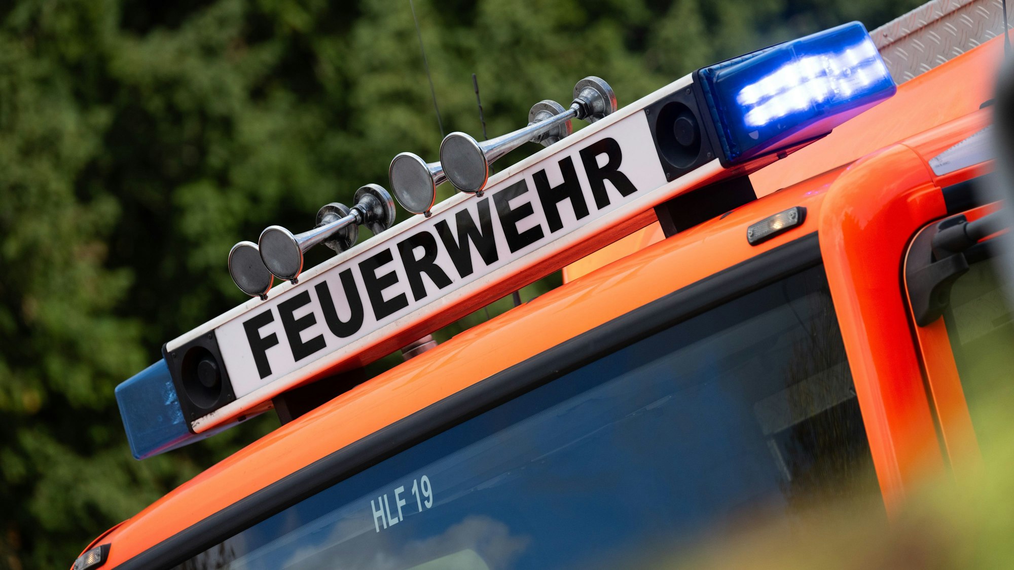 Blaulicht ist während eines Brandes auf einem Einsatzfahrzeug der Feuerwehr zu sehen.