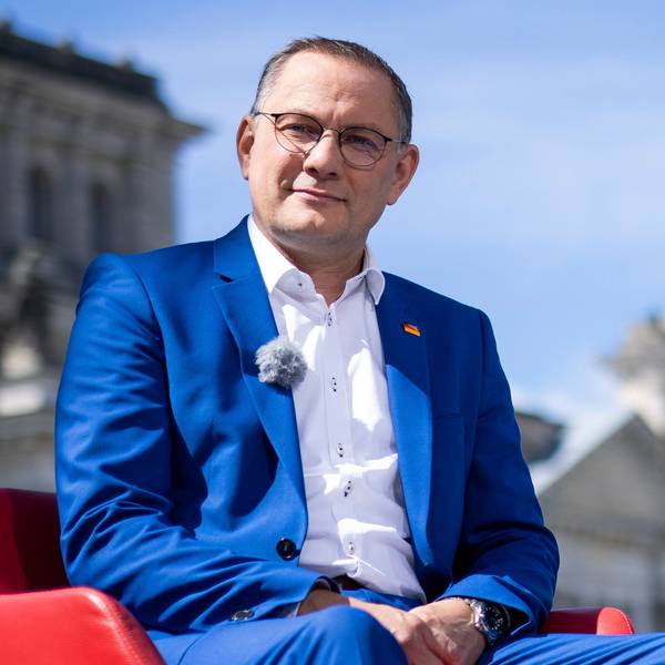 Tino Chrupalla, Co-Vorsitzender der AfD, sitzt zu Beginn des ARD-Sommerinterviews im „Bericht aus Berlin“ vor dem Reichstag.