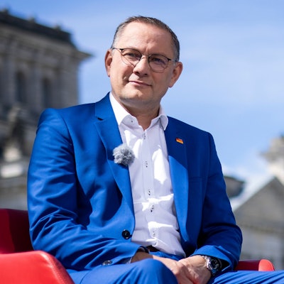 Tino Chrupalla, Co-Vorsitzender der AfD, sitzt zu Beginn des ARD-Sommerinterviews im „Bericht aus Berlin“ vor dem Reichstag.