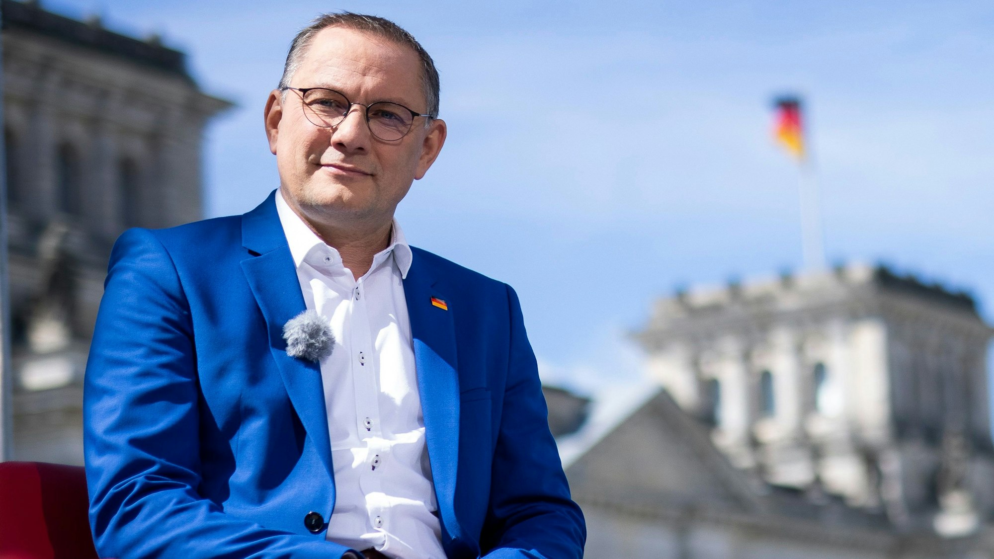 Tino Chrupalla, Co-Vorsitzender der AfD, sitzt zu Beginn des ARD-Sommerinterviews im „Bericht aus Berlin“ vor dem Reichstag.