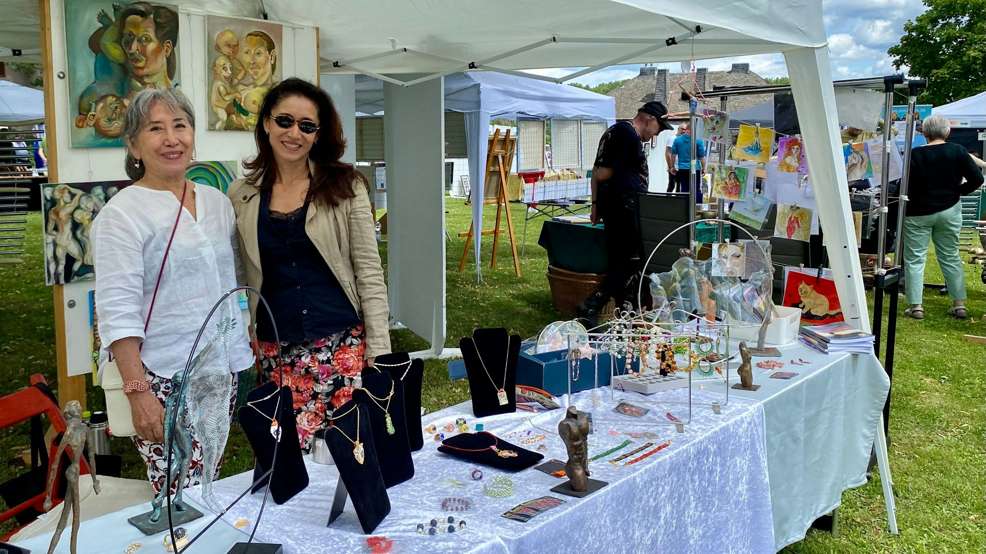 Zu sehen sind die Mexikanerinnen Leticia Sansores (l.) und Ingreed Martinez, die ihre Skulpturen und Bilder präsentierten.