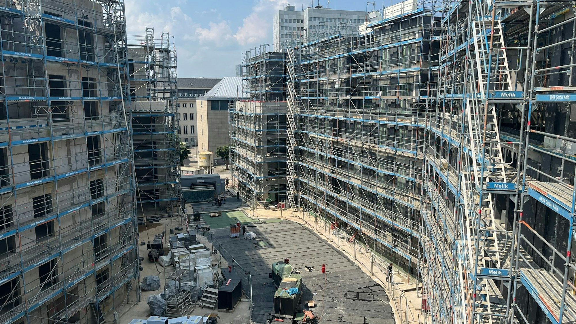 Gerüste stehen im Neubauquartier Viva Agrippina an der Riehler Straße in Köln.
