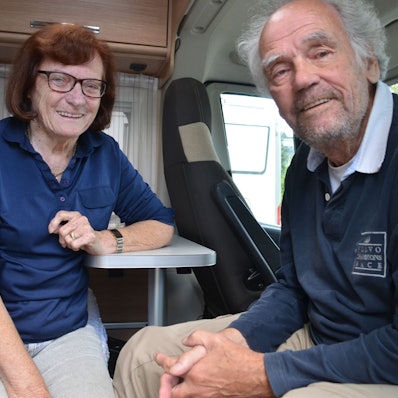 Christa und Hans Bayer aus München haben es in ihrem Reisemobil gemütlich gemacht. Gerade stehen sie damit in Waldbröl und genießen den Komfort, den ihnen die Anlage an der Vennstraße bietet.