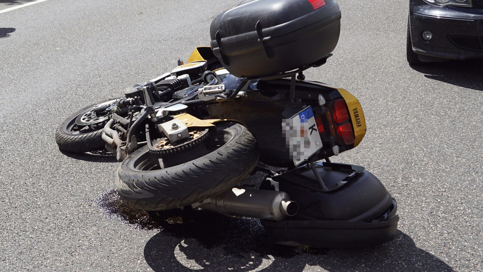 Das Bild zeigt die Yamaha, die nach dem Unfall auf der Straße liegt.