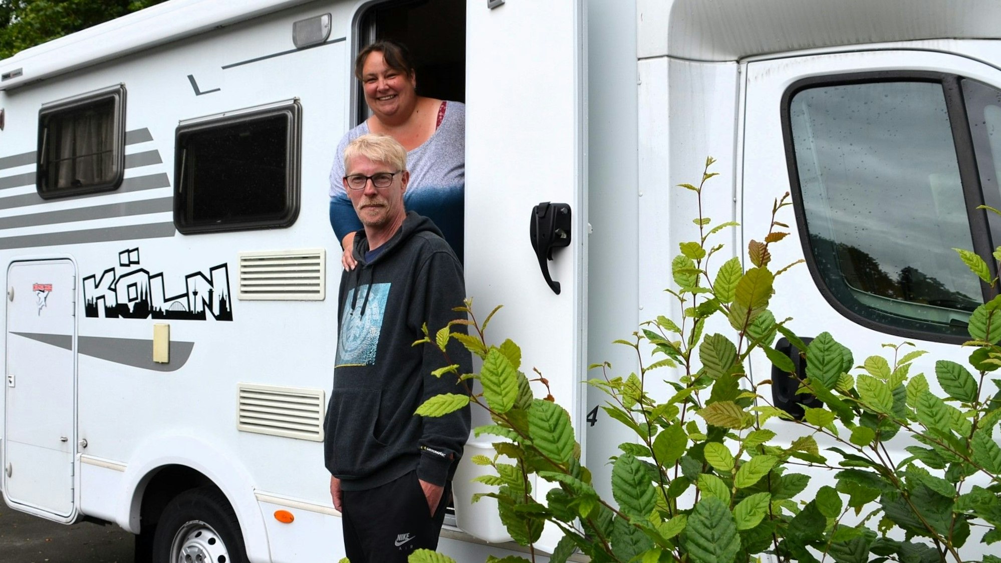 Immer mehr Kommunen legen Stellplätze für Reisemobile und Wohnmobile an, zum Beispiel die Stadt Wipperfürth: Hier sind die Plätze auf dem Parkplatz Ohler Wiesen. Katja Moreyko und Herbert Elbert aus Köln-Niehl gefällt es dort.