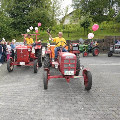 Mit Treckern fahren zwei Freunde von Bergisch Gladbach nach Masuren in Polen. Auf der 1200 Kilometer langen Reise sammeln sie Spenden für den Verein „Hits fürs Hospiz“.